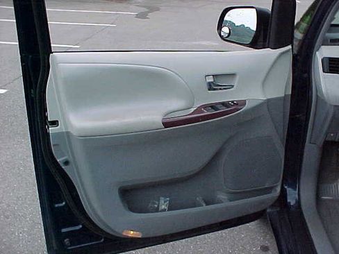 Used 2012 Toyota Sienna XLE image 16