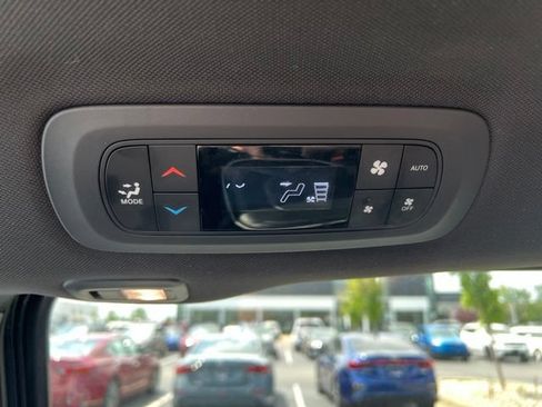 Used 2025 Chrysler Pacifica Limited FWD image 35