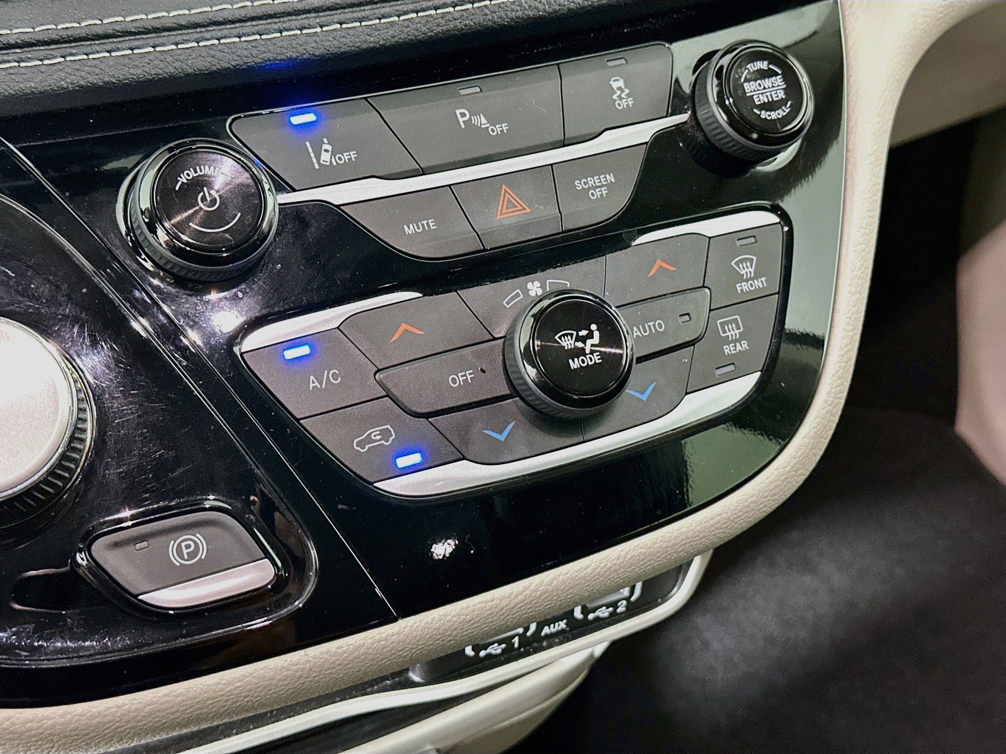 Used 2023 Chrysler Pacifica Touring-L FWD image 23