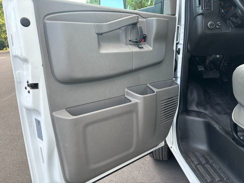 Used 2022 Chevrolet Express 3500 w/ Power Convenience Package RWD image 40