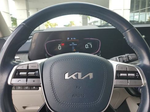 Used 2024 Kia Telluride EX w/ EX Captain's Chair Package FWD image 24