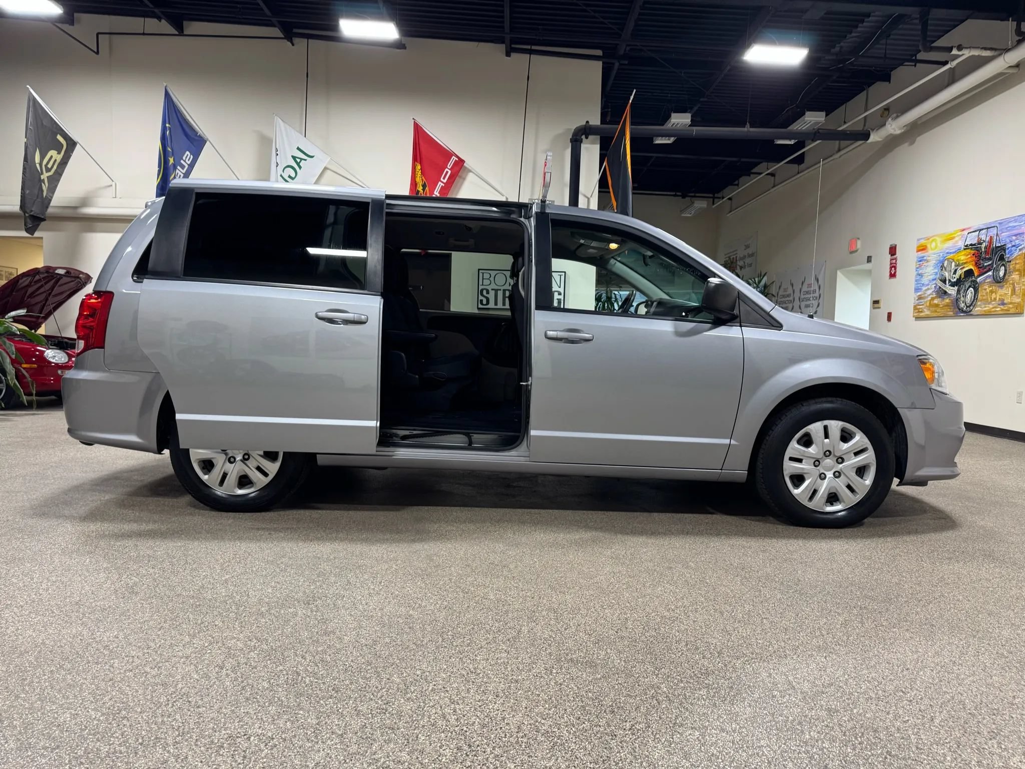 Used 2018 Dodge Grand Caravan SE FWD image 23