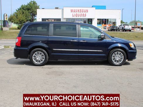 Used 2016 Chrysler Town & Country Touring-L image 4