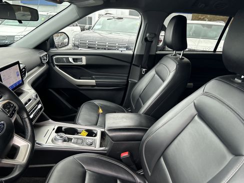 Used 2022 Ford Explorer XLT w/ Equipment Group 202A image 19