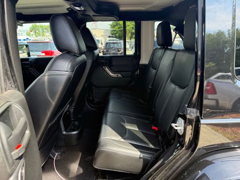 Used 2018 Jeep Wrangler Unlimited Sahara AWD/4WD image 11