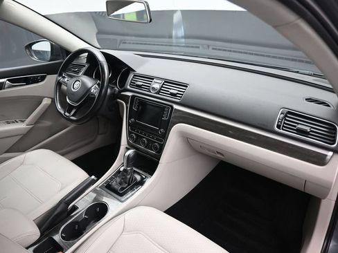 Used 2017 Volkswagen Passat 1.8T SE FWD image 43