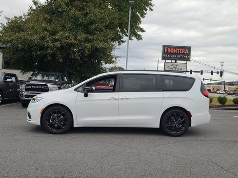 New 2026 Chrysler Pacifica Limited w/ Uconnect Theater Family Group image 21