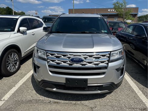 Used 2018 Ford Explorer XLT w/ Equipment Group 202A AWD/4WD image 2