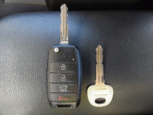 Used 2017 Kia Forte LX image 32