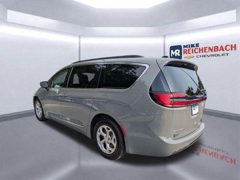 Used 2023 Chrysler Pacifica Limited FWD image 6