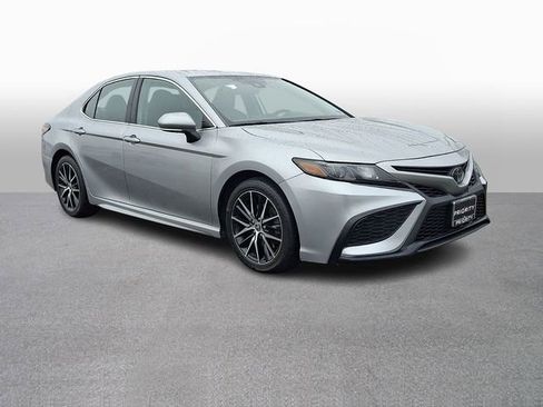 Used 2023 Toyota Camry SE image 3