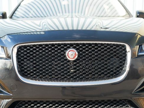 Used 2017 Jaguar F-PACE Premium image 4