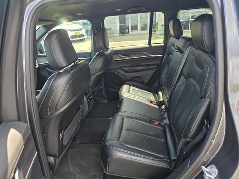 Used 2025 Jeep Grand Cherokee Limited AWD/4WD image 12