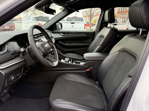 New 2025 Jeep Grand Cherokee Altitude AWD/4WD image 15