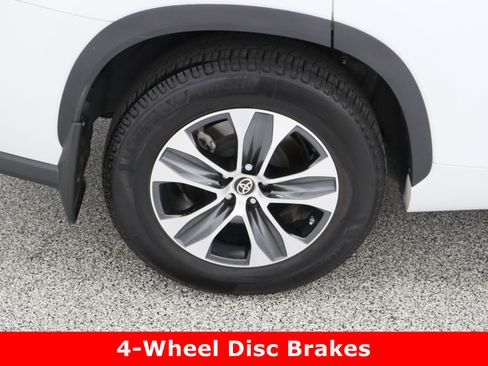 Used 2023 Toyota Highlander XLE image 6