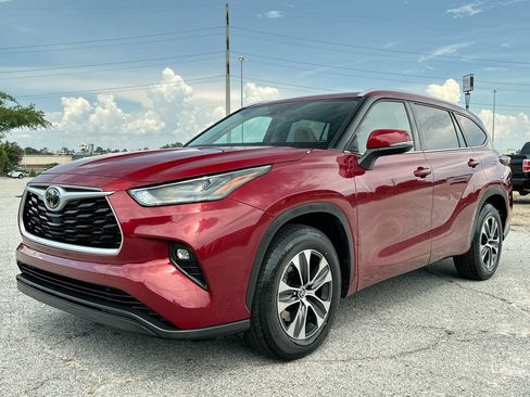 Used 2022 Toyota Highlander XLE FWD image 1