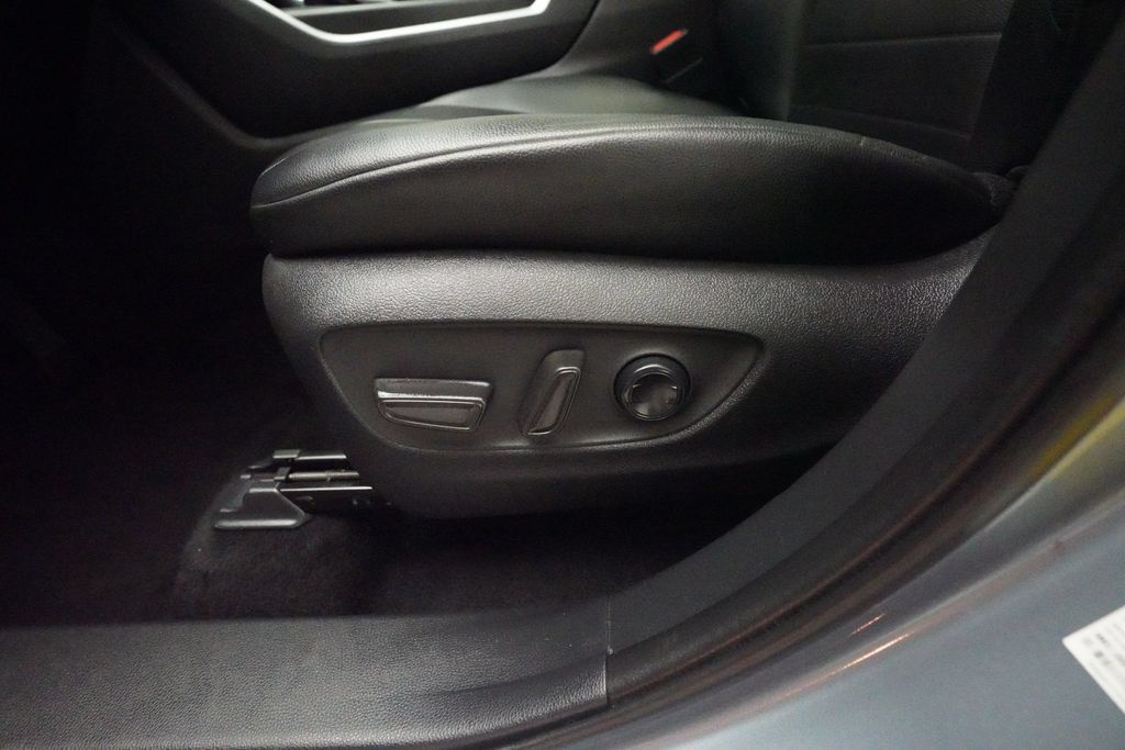Used 2020 Toyota Highlander XLE FWD image 29