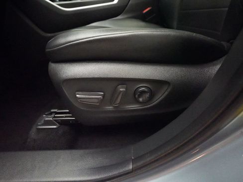 Used 2020 Toyota Highlander XLE FWD image 29