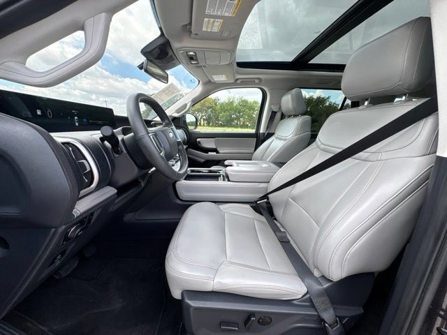 Used 2025 Ford Expedition Active AWD/4WD image 2