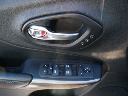 Used 2020 Jeep Cherokee Limited image 16