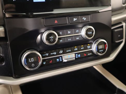 Used 2023 Ford Expedition Max XLT image 8