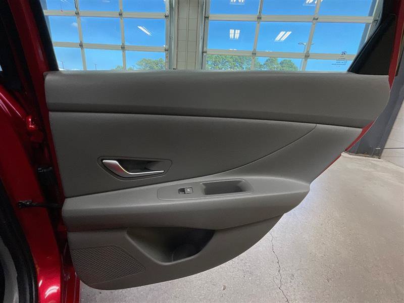 Used 2021 Hyundai Elantra SE FWD image 25