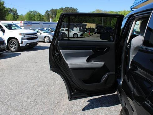Used 2022 Toyota Highlander LE AWD/4WD image 15