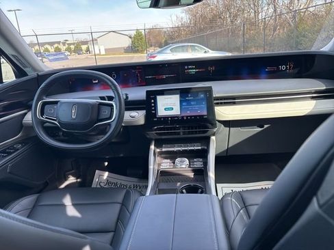 Certified 2025 Lincoln Nautilus Premier image 9