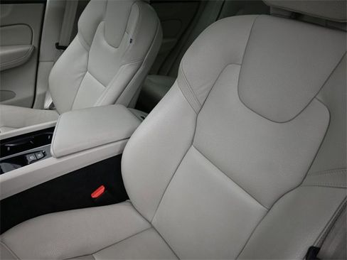 Used 2024 Volvo XC60 B5 Plus image 18