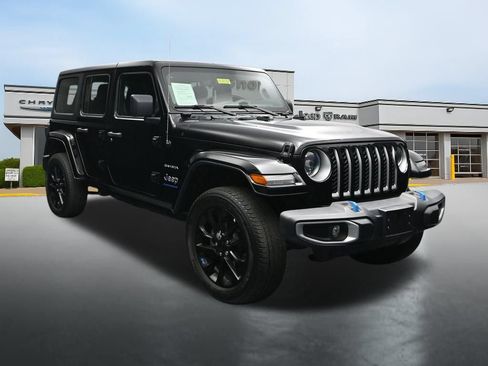 Used 2023 Jeep Wrangler Unlimited Sahara w/ Cold Weather Group AWD/4WD image 7