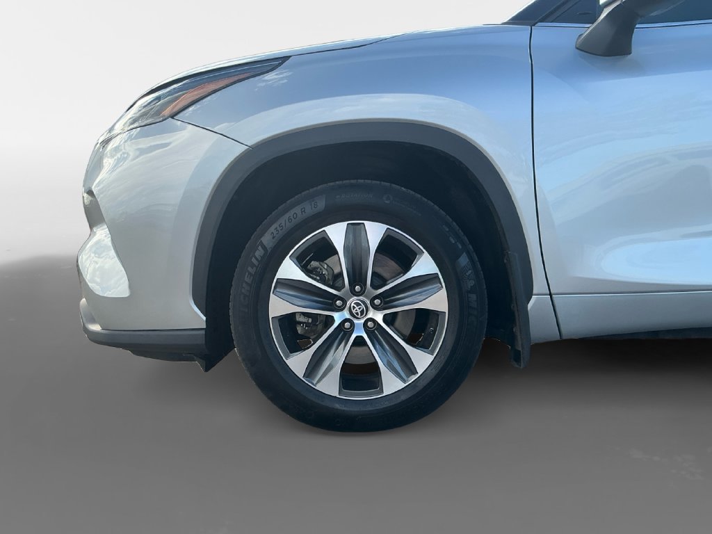 Used 2022 Toyota Highlander XLE AWD/4WD image 14