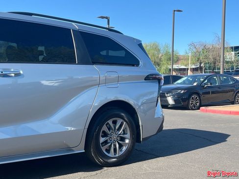 Certified 2025 Toyota Sienna XLE FWD image 11