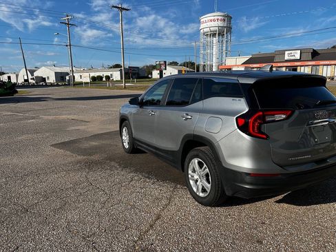 Used 2024 GMC Terrain SLE image 2