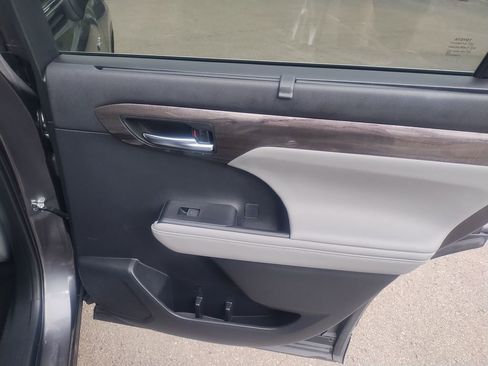 Used 2021 Toyota Highlander Limited image 42