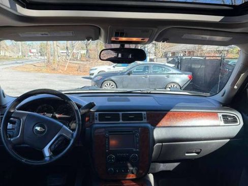 Used 2013 Chevrolet Avalanche LTZ image 12