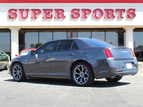 Used 2018 Chrysler 300 Touring w/ Sport Appearance Package RWD image 5
