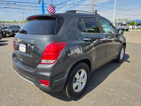 Used 2018 Chevrolet Trax LT w/ Sun & Sound Package FWD image 5