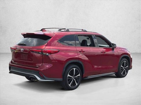 Used 2022 Toyota Highlander XSE FWD image 5