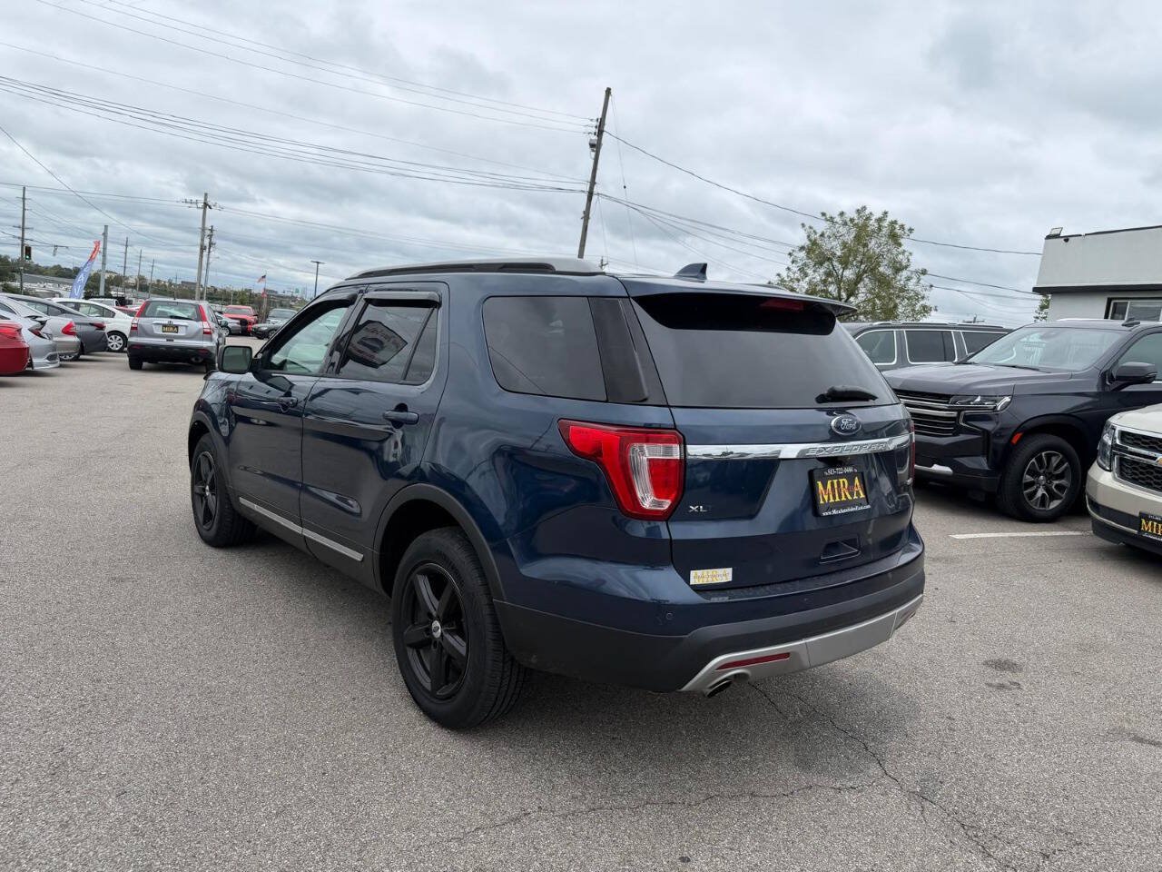 Used 2017 Ford Explorer XLT w/ Equipment Group 202A AWD/4WD image 7