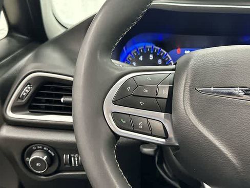 Used 2025 Chrysler Pacifica Select FWD image 17