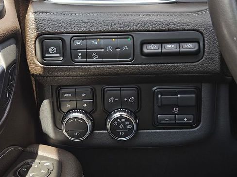 Used 2021 GMC Yukon XL Denali w/ Denali Ultimate Package AWD/4WD image 28