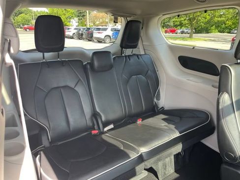 Used 2023 Chrysler Pacifica Limited FWD image 40