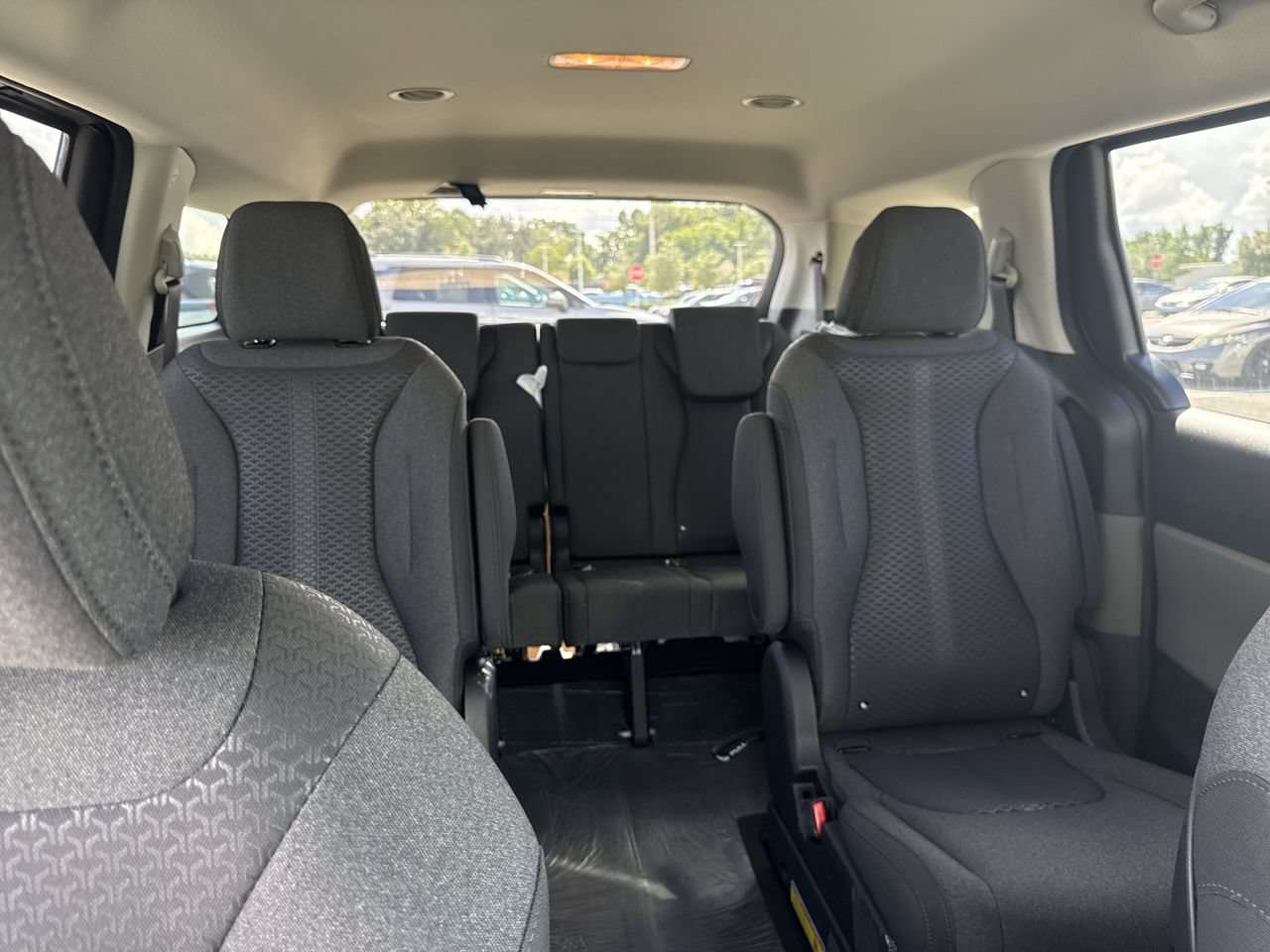 New 2027 Kia Carnival LX FWD image 33