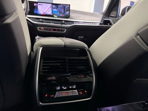 Used 2023 BMW X7 xDrive40i w/ Premium Package image 29