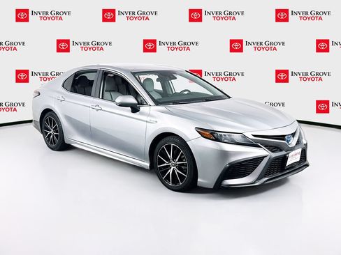 Used 2021 Toyota Camry SE FWD image 3