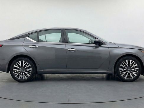Used 2025 Nissan Altima 2.5 SV image 11