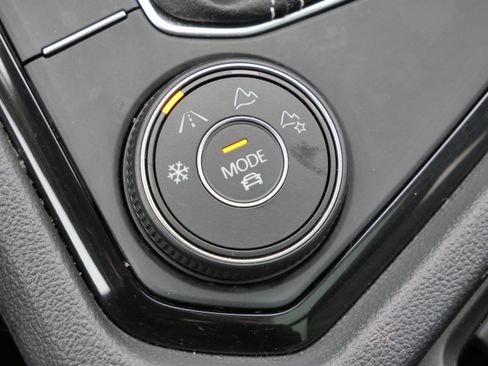 Certified 2023 Volkswagen Taos SE w/ Panoramic Sunroof Package image 28