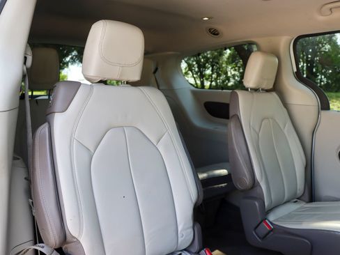 Used 2017 Chrysler Pacifica Touring-L FWD image 20