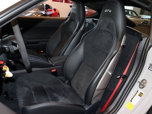 Used 2020 Porsche 718 Cayman GT4 image 5
