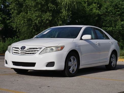 Used 2010 Toyota Camry LE FWD image 5